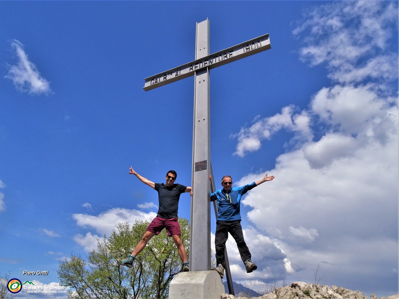 50 Alla croce di vetta del Monte Barro (992 m).JPG